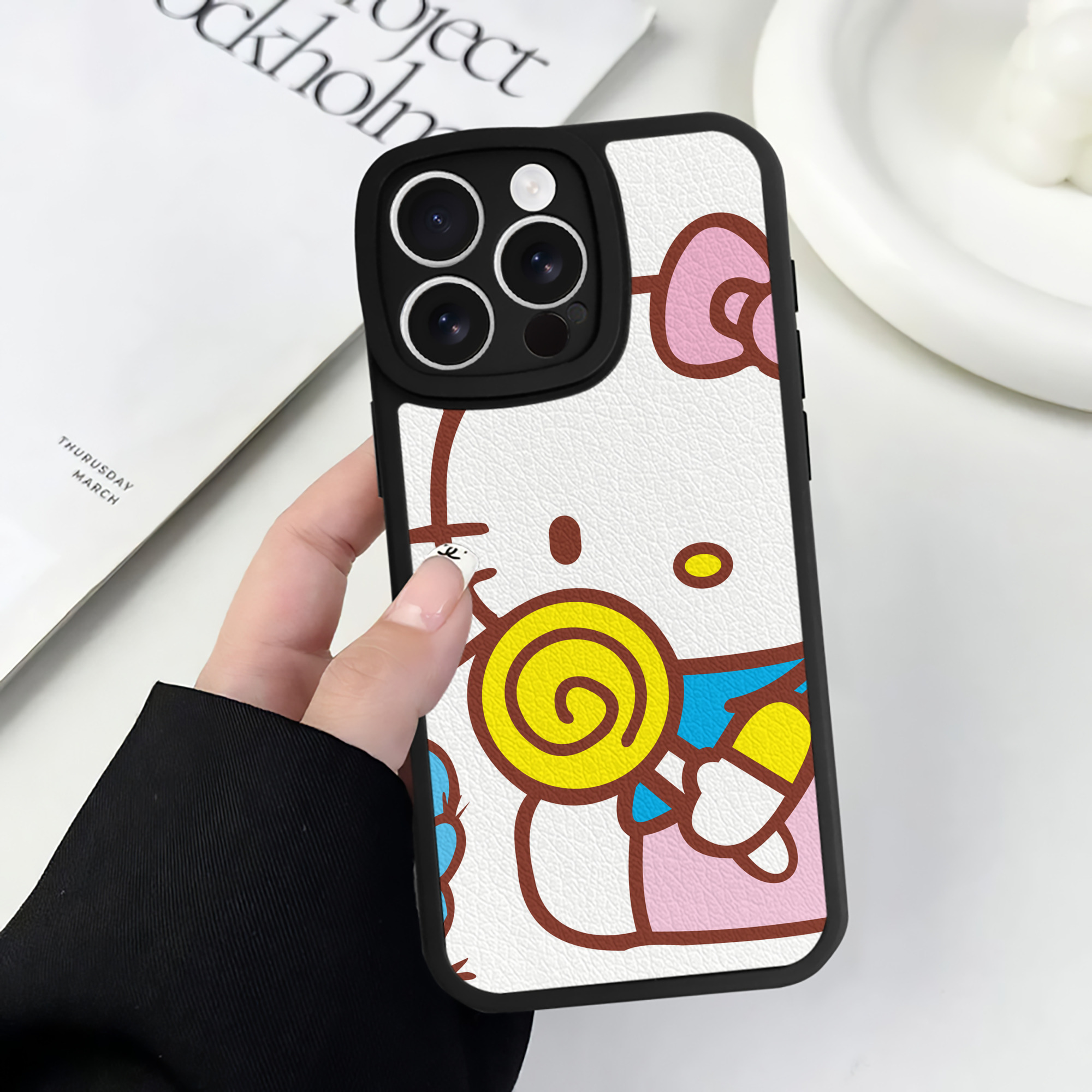 （画像用） Hello Kitty ハローキティ 【iPhone 16シリーズ対応】シリコンスマホケース（レザー調） 材質：シリコン